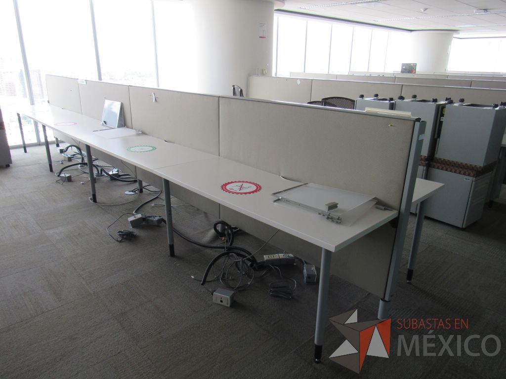 Lote 0536 - Estación de trabajo para 8 personas con base metálica, cubierta rectangular color blanco, mampara metálica y 8 archiveros móviles de 2 cajones - Imagen 13