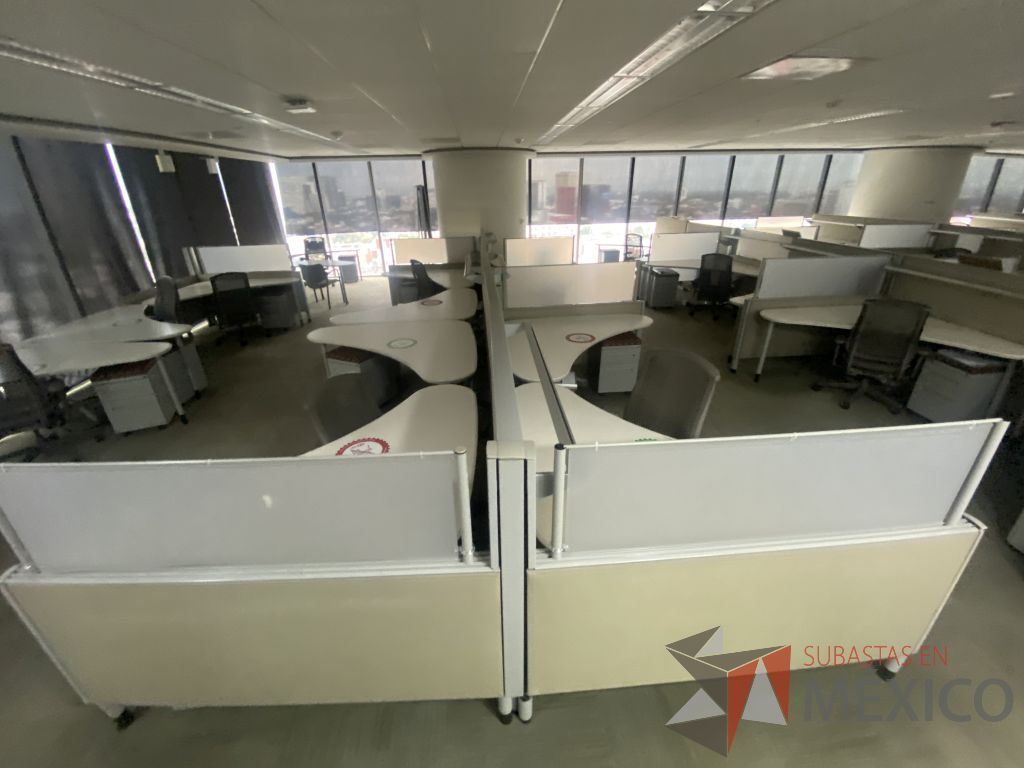 Lote 0210 - Estación de trabajo para 9 personas con cubiertas mampara metálica color beige y 9 archiveros móviles de 2 cajones