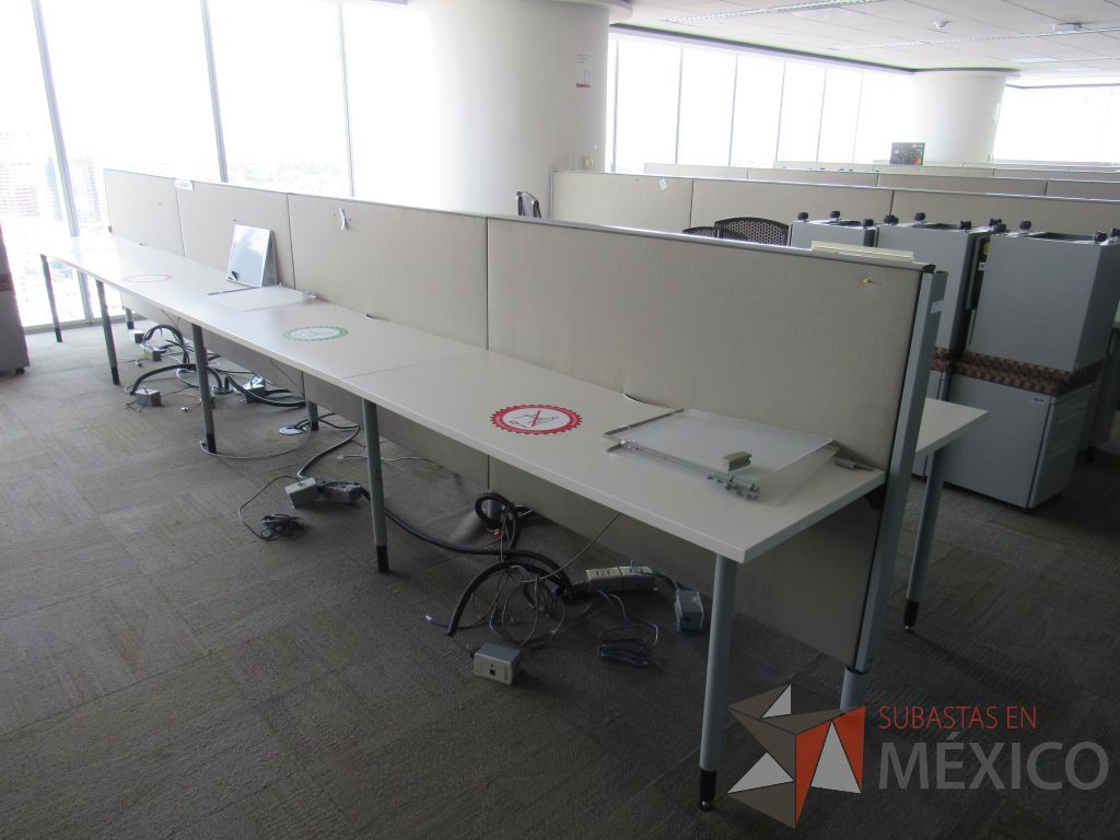 Lote 0536 - Estación de trabajo para 8 personas con base metálica, cubierta rectangular color blanco, mampara metálica y 8 archiveros móviles de 2 cajones - Imagen 14