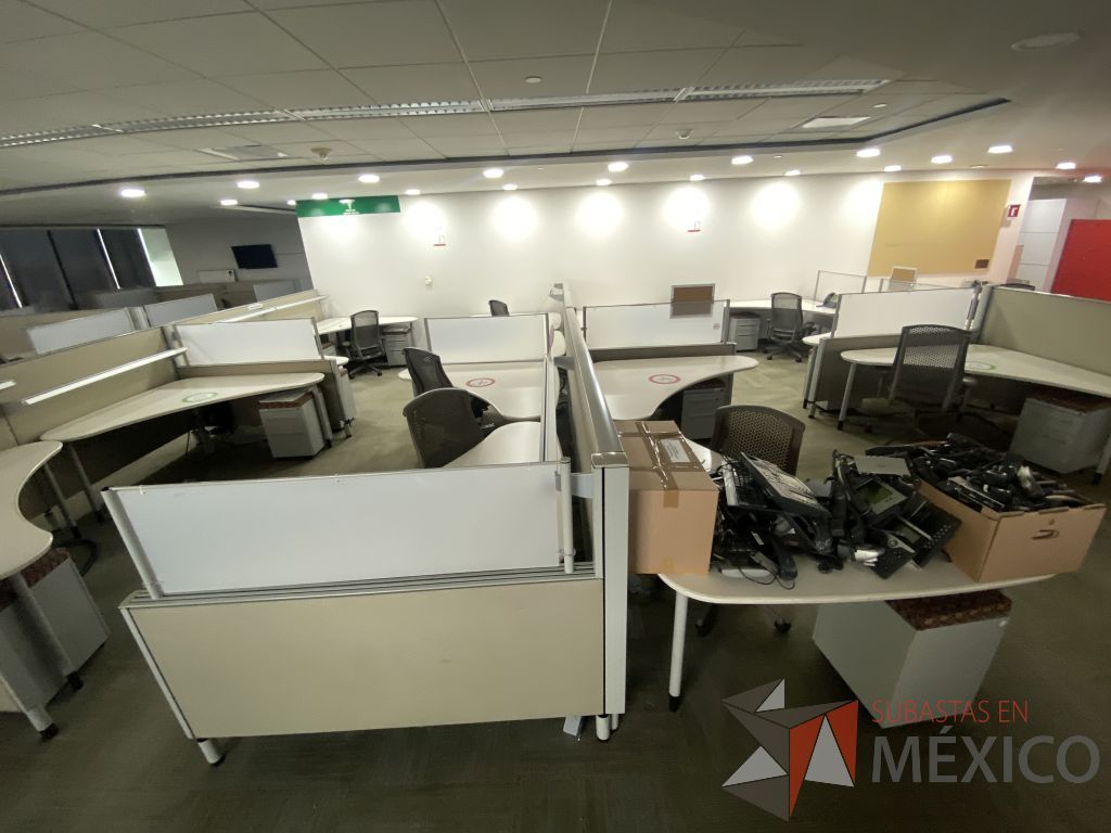 Lote 0215 - Estación de trabajo para 8 personas con cubiertas mampara metálica color beige y 8 archiveros móviles de 2 cajones - Imagen 2