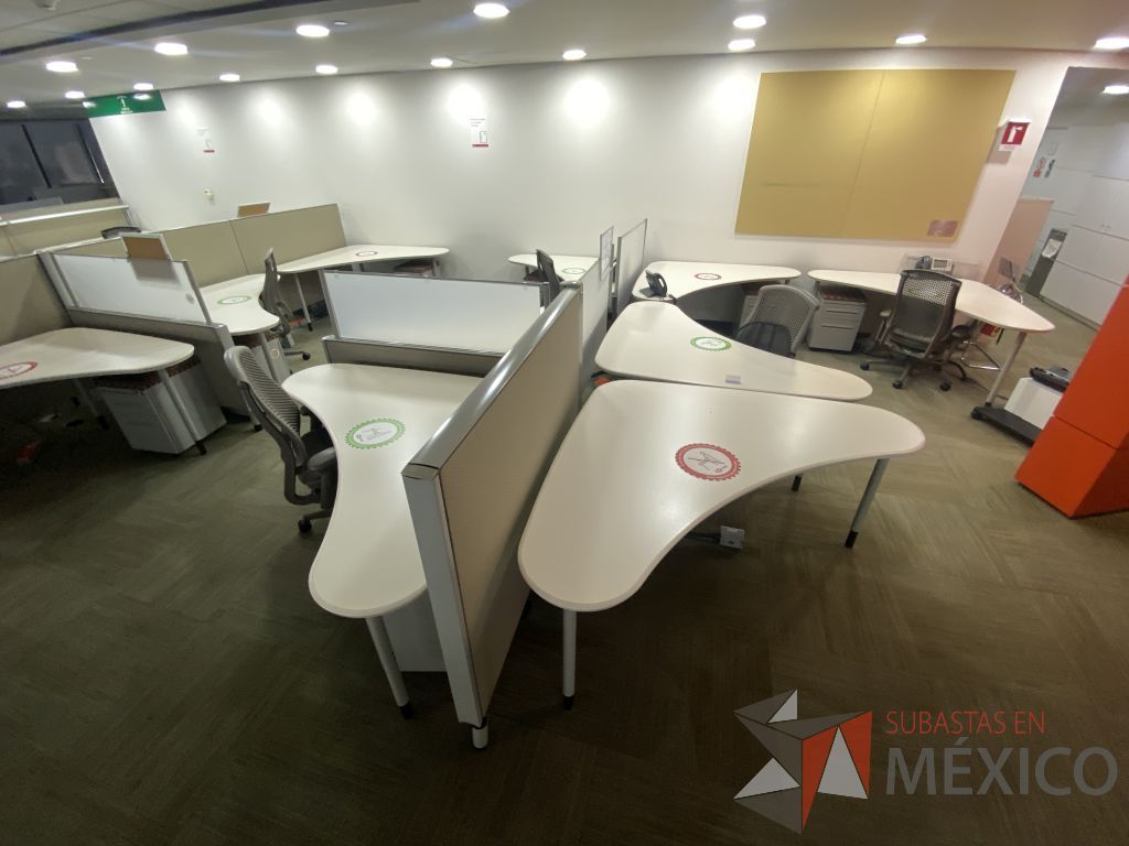 Lote 0216 - Estación de trabajo para 6 personas con cubiertas mampara metálica color beige y 6 archiveros móviles de 2 cajones
