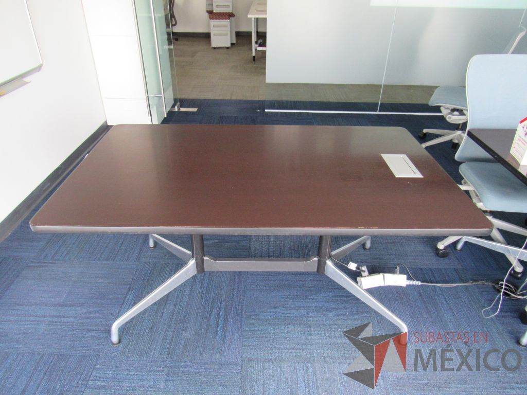 Lote 0546 - Mesa de trabajo rectangular con base metálica y cubierta color café - Imagen 2