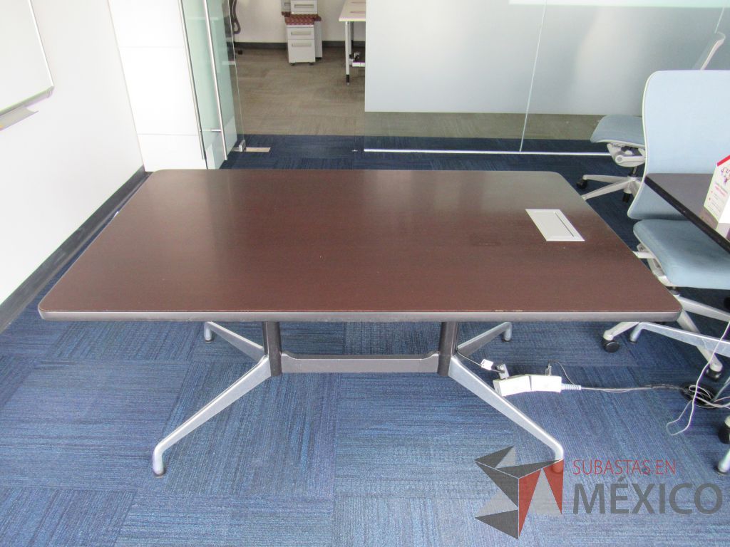Lote 0546 - Mesa de trabajo rectangular con base metálica y cubierta color café - Imagen 3