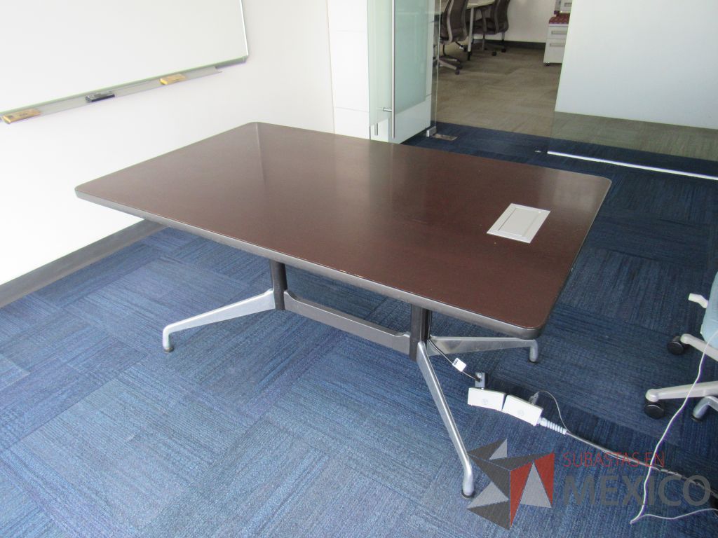Lote 0546 - Mesa de trabajo rectangular con base metálica y cubierta color café - Imagen 4
