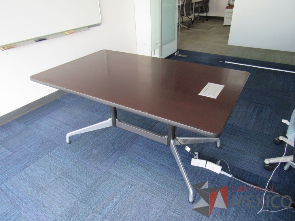 Lote 0546 - Mesa de trabajo rectangular con base metálica y cubierta color café - Imagen 5
