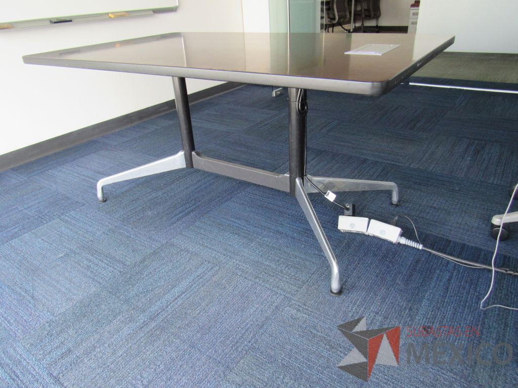 Lote 0546 - Mesa de trabajo rectangular con base metálica y cubierta color café - Imagen 6
