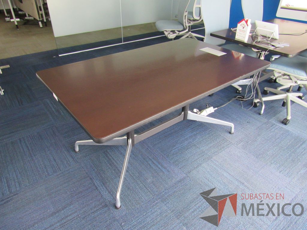 Lote 0546 - Mesa de trabajo rectangular con base metálica y cubierta color café