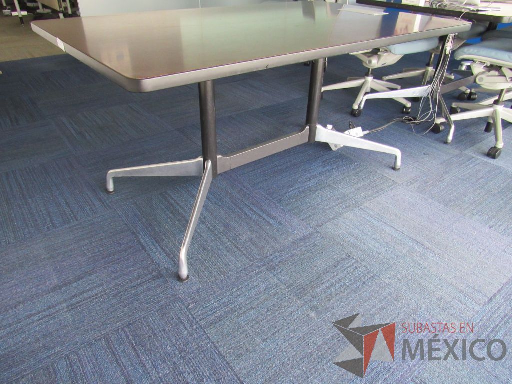 Lote 0546 - Mesa de trabajo rectangular con base metálica y cubierta color café - Imagen 7