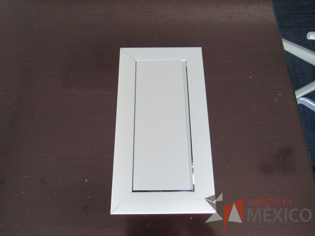 Lote 0546 - Mesa de trabajo rectangular con base metálica y cubierta color café - Imagen 8