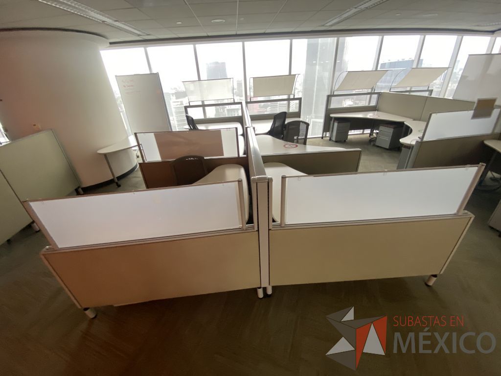 Lote 0230 - Estación de trabajo para 6 personas con cubiertas mampara metálica color beige y 6 archiveros móviles de 2 cajones