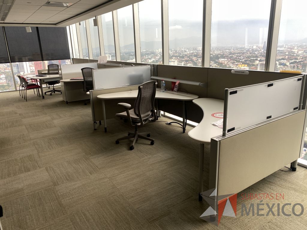 Lote 0701 - Estación de trabajo para 5 personas con cubiertas mampara metálica color beige y 5 archiveros móviles de 2 cajones