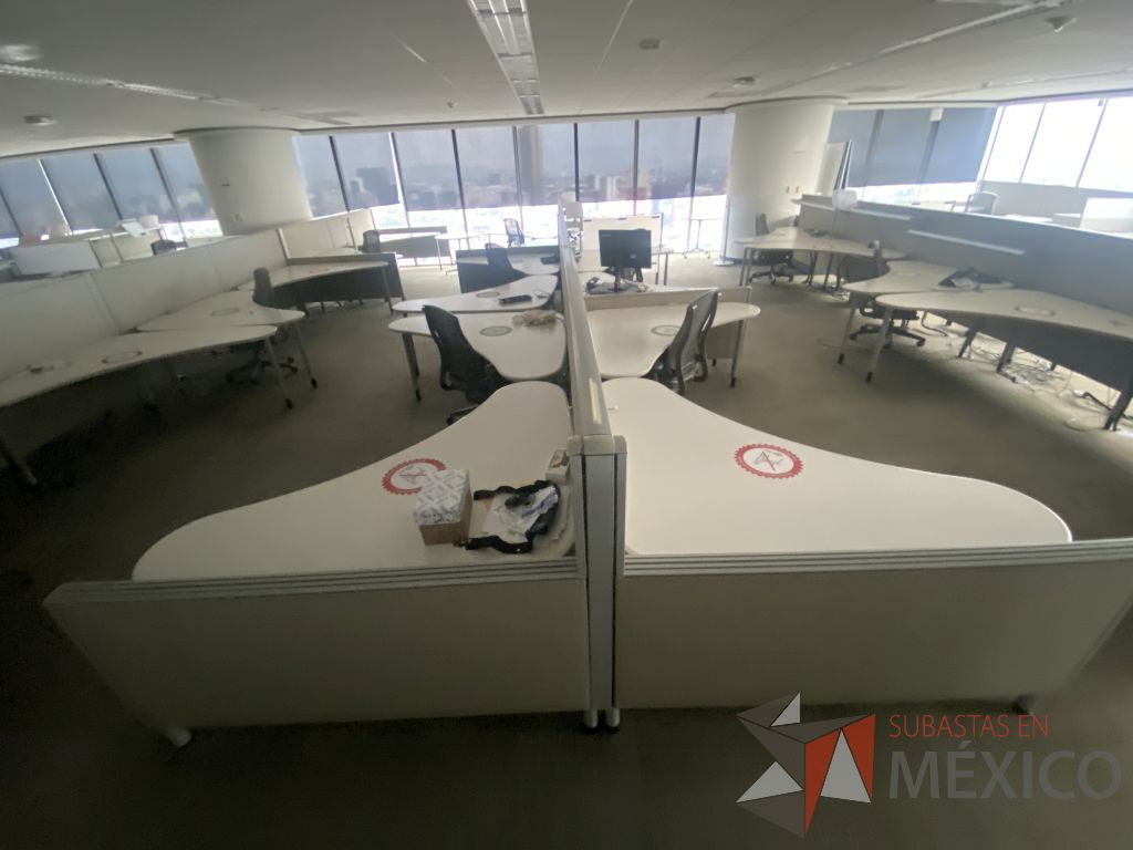 Lote 0704 - Estación de trabajo para 12 personas con cubiertas mampara metálica color beige y 12 archiveros móviles de 2 cajones