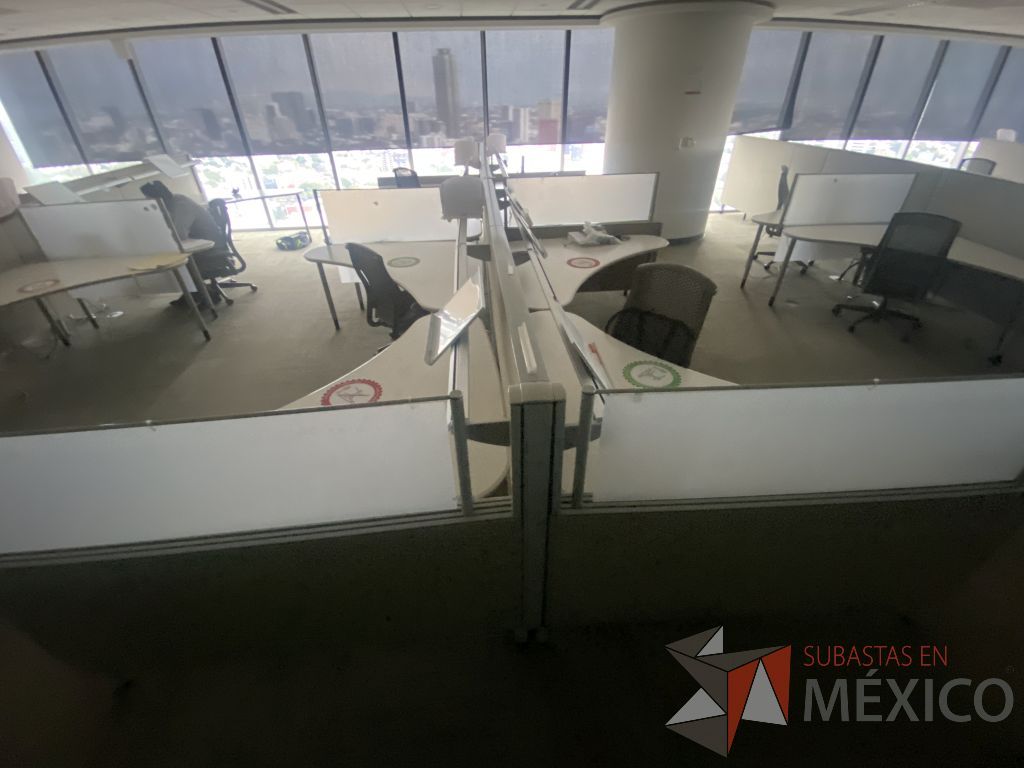 Lote 0714 - Estación de trabajo para 8 personas con cubiertas mampara metálica color beige y 8 archiveros móviles de 2 cajones - Imagen 2