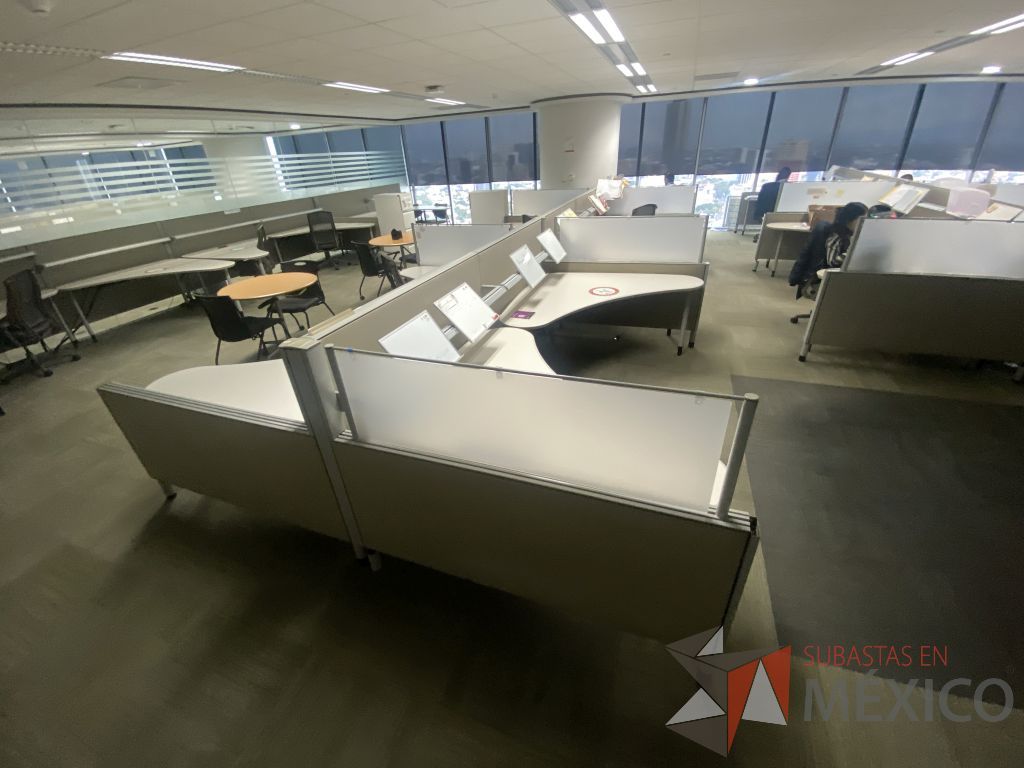 Lote 0716 - Estación de trabajo para 11 personas con cubiertas mampara metálica color beige y 11 archiveros móviles de 2 cajones