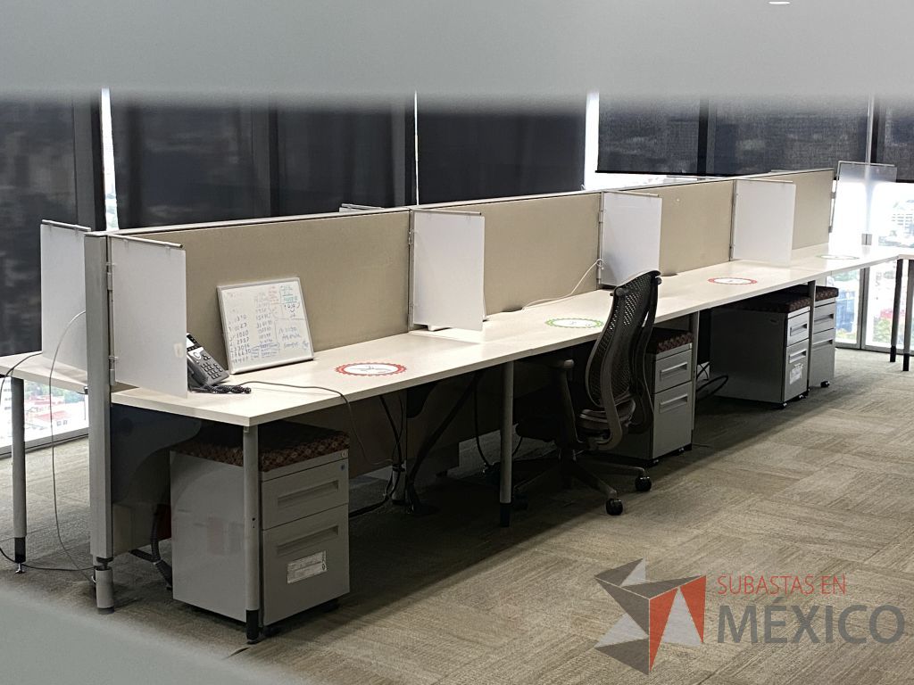 Lote 0718 - Estación de trabajo para 8 personas con base metálica, cubierta rectangular color blanco, mampara metálica y 8 archiveros móviles de 2 cajones