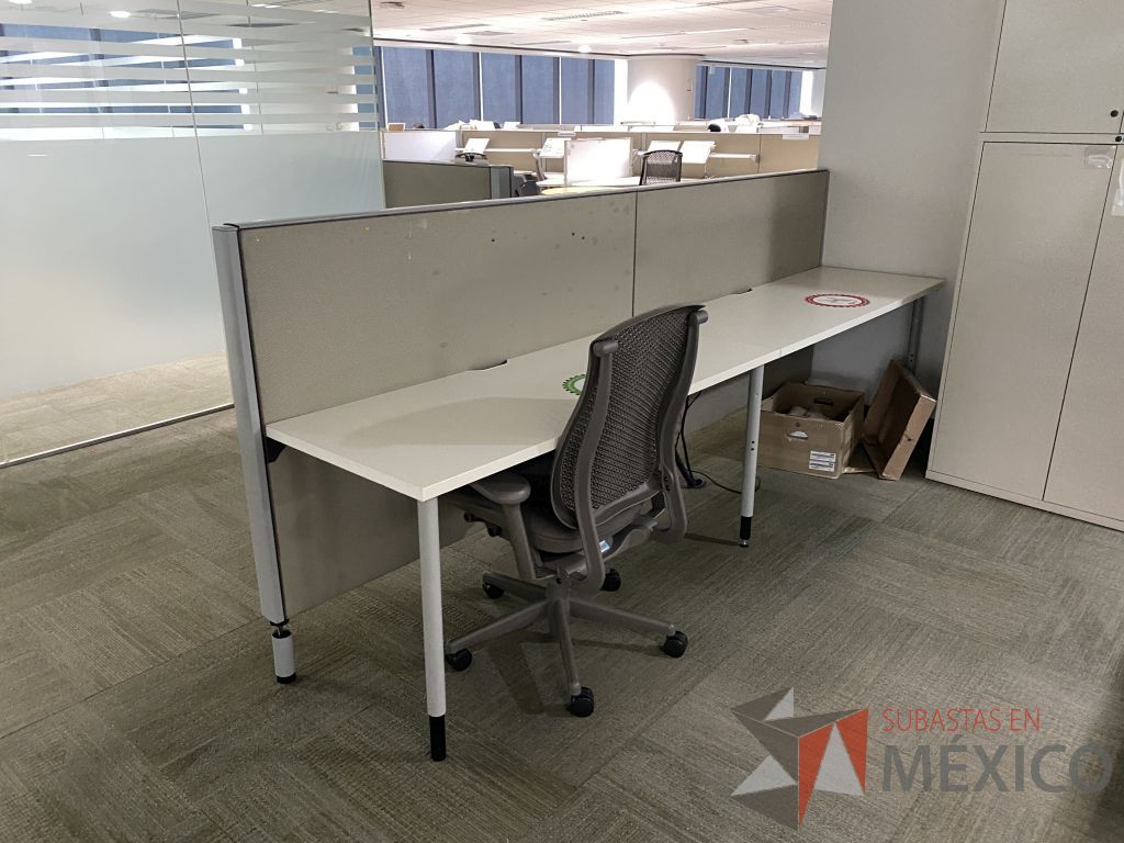Lote 0721- Estación de trabajo para 2 personas con base metálica, cubierta rectangular color blanco, mampara metálica y 2 archiveros móviles de 2 cajones