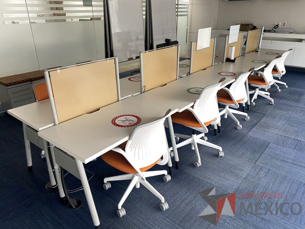 Lote 0726 - Estación de trabajo para 10 personas con base metálica, cubierta rectangular color blanco y mampara divisoria color naranja