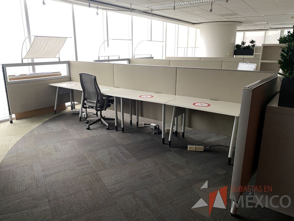 Lote 0734 - Estación de trabajo para 4 personas con base metálica, cubierta rectangular color blanco, mampara metálica