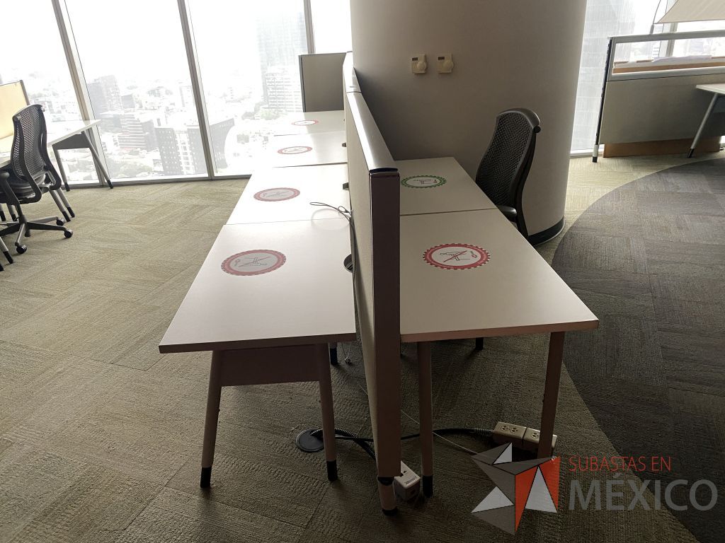 Lote 0735 - Estación de trabajo para 6 personas con base metálica, cubierta rectangular color blanco, mampara metálica