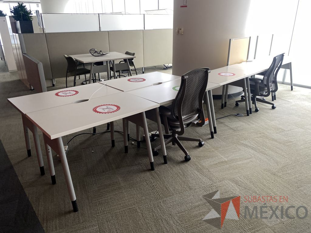 Lote 0736 - Estación de trabajo para 7 personas con base metálica, cubierta rectangular color blanco, mampara metálica