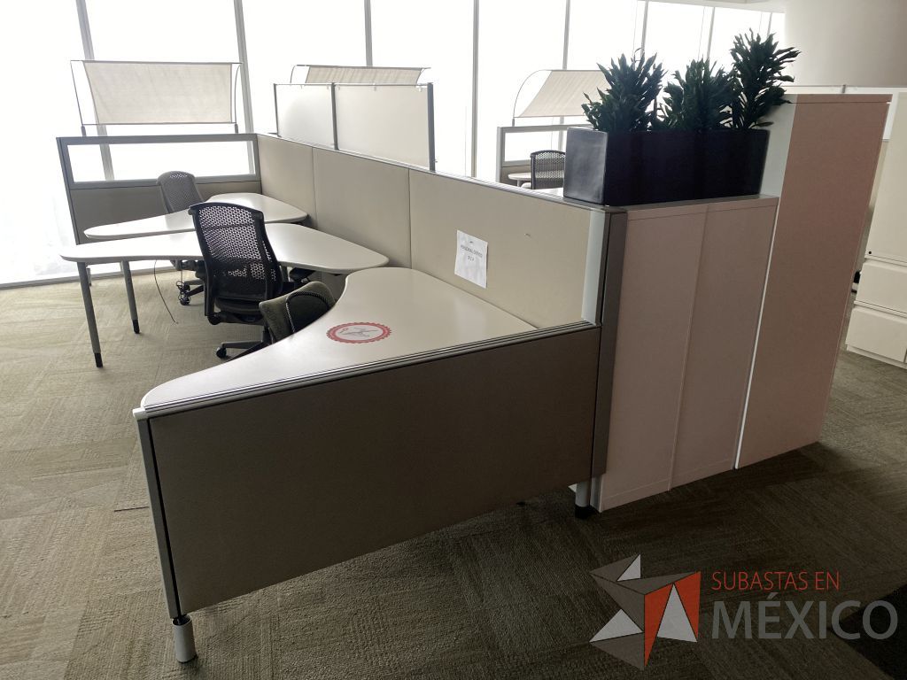 Lote 0738 - Estación de trabajo para 3 personas con cubiertas mampara metálica color beige y 3 archiveros móviles de 2 cajones