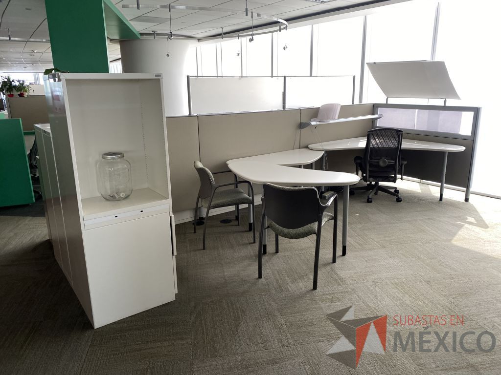 Lote 0378 - Estación de trabajo para 3 personas con cubiertas mampara metálica color beige y 3 archiveros móviles de 2 cajones - Imagen 3