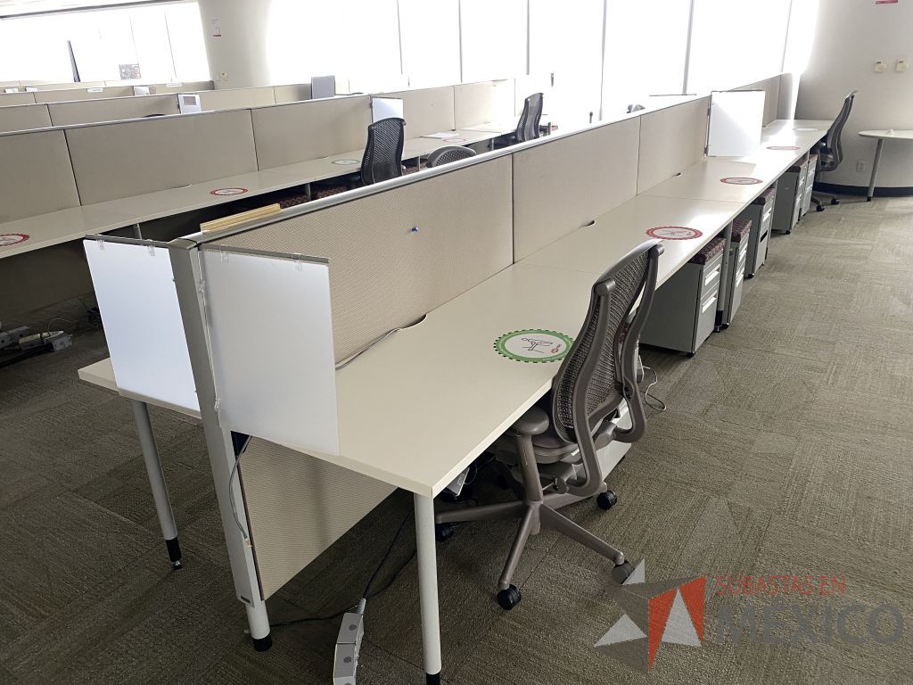 Lote 0532 - Estación de trabajo para 11 personas con base metálica, cubierta rectangular color blanco, mampara metálica y 11 archiveros móviles de 2 cajones