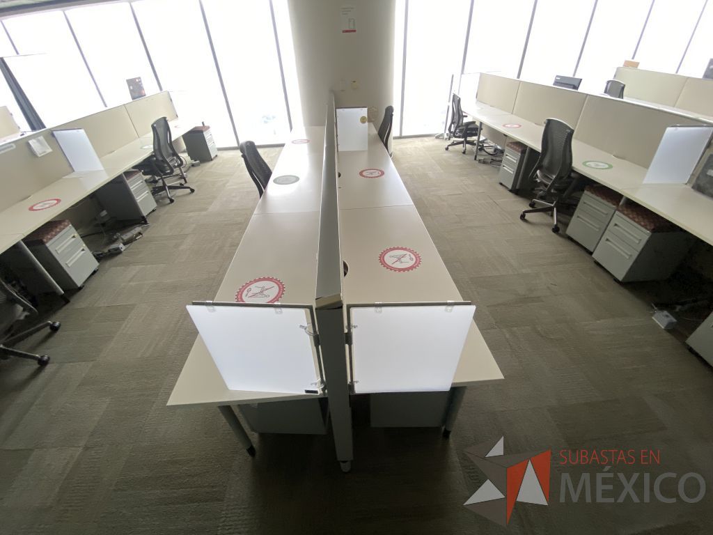 Lote 0533 -Estación de trabajo para 6 personas con base metálica, cubierta rectangular color blanco, mampara metálica y 6 archiveros móviles de 2 cajones