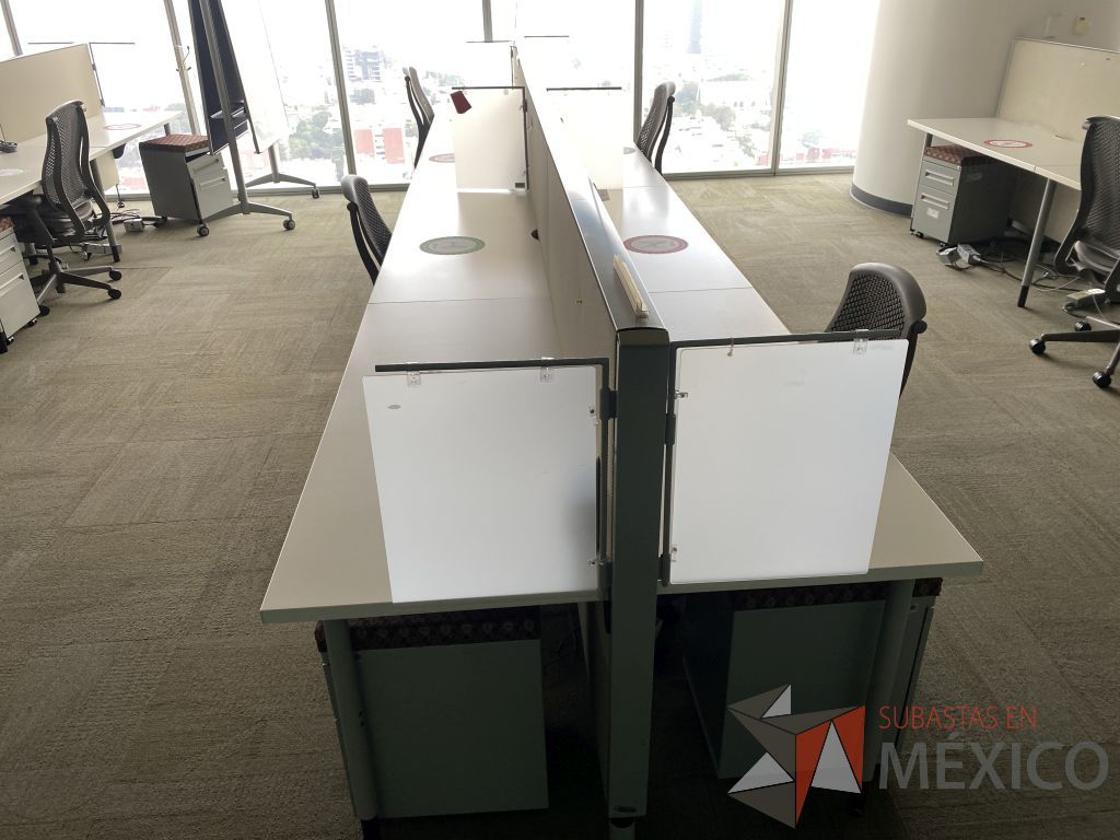 Lote 0536 - Estación de trabajo para 8 personas con base metálica, cubierta rectangular color blanco, mampara metálica y 8 archiveros móviles de 2 cajones
