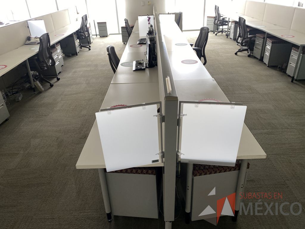 Lote 0544 - Estación de trabajo para 10 personas con base metálica, cubierta rectangular color blanco, mampara metálica y 10 archiveros móviles de 2 cajones