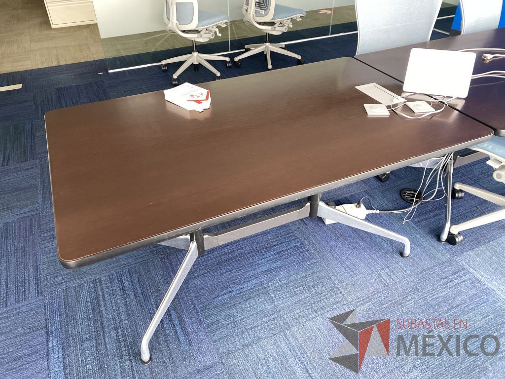 Lote 0546 - Mesa de trabajo rectangular con base metálica y cubierta color café - Imagen 10