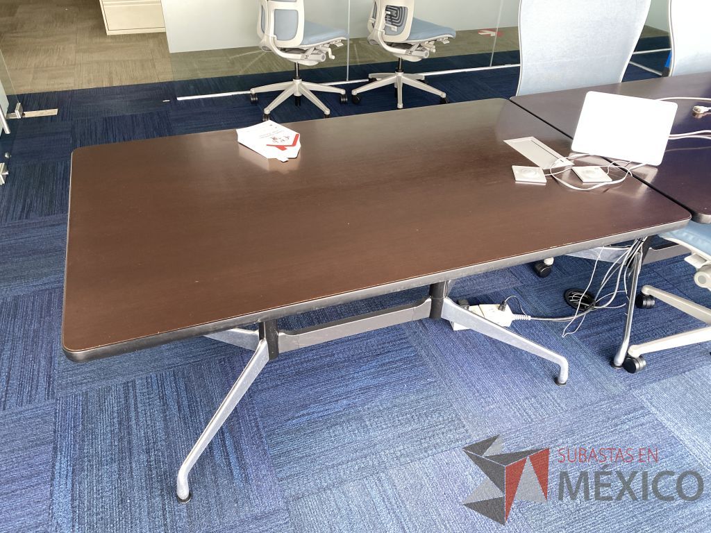 Lote 0546 - Mesa de trabajo rectangular con base metálica y cubierta color café - Imagen 11