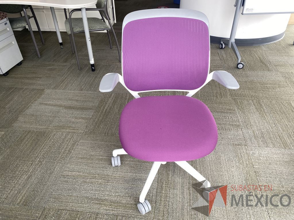 Lote 0589 - Silla operativa con ruedas, descansa brazos, asiento en tela y respaldo en malla color morado