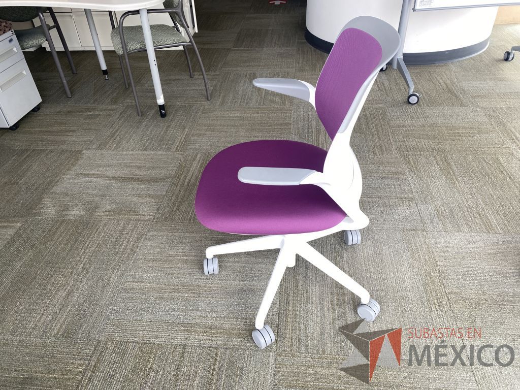 Lote 0589 - Silla operativa con ruedas, descansa brazos, asiento en tela y respaldo en malla color morado - Imagen 2
