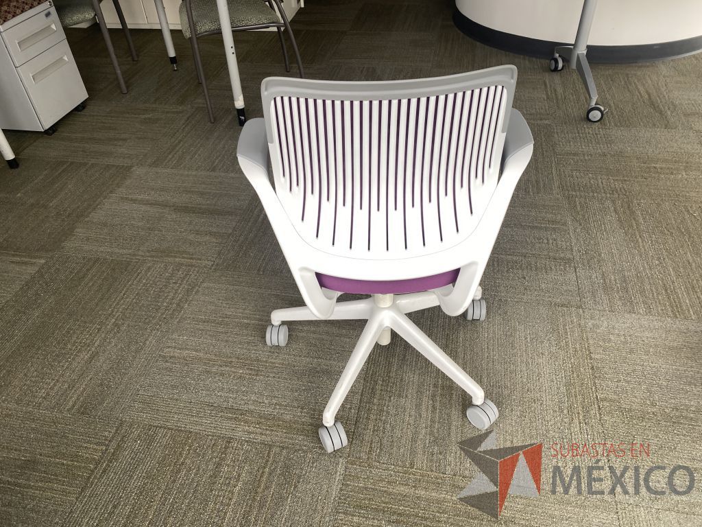 Lote 0589 - Silla operativa con ruedas, descansa brazos, asiento en tela y respaldo en malla color morado - Imagen 3