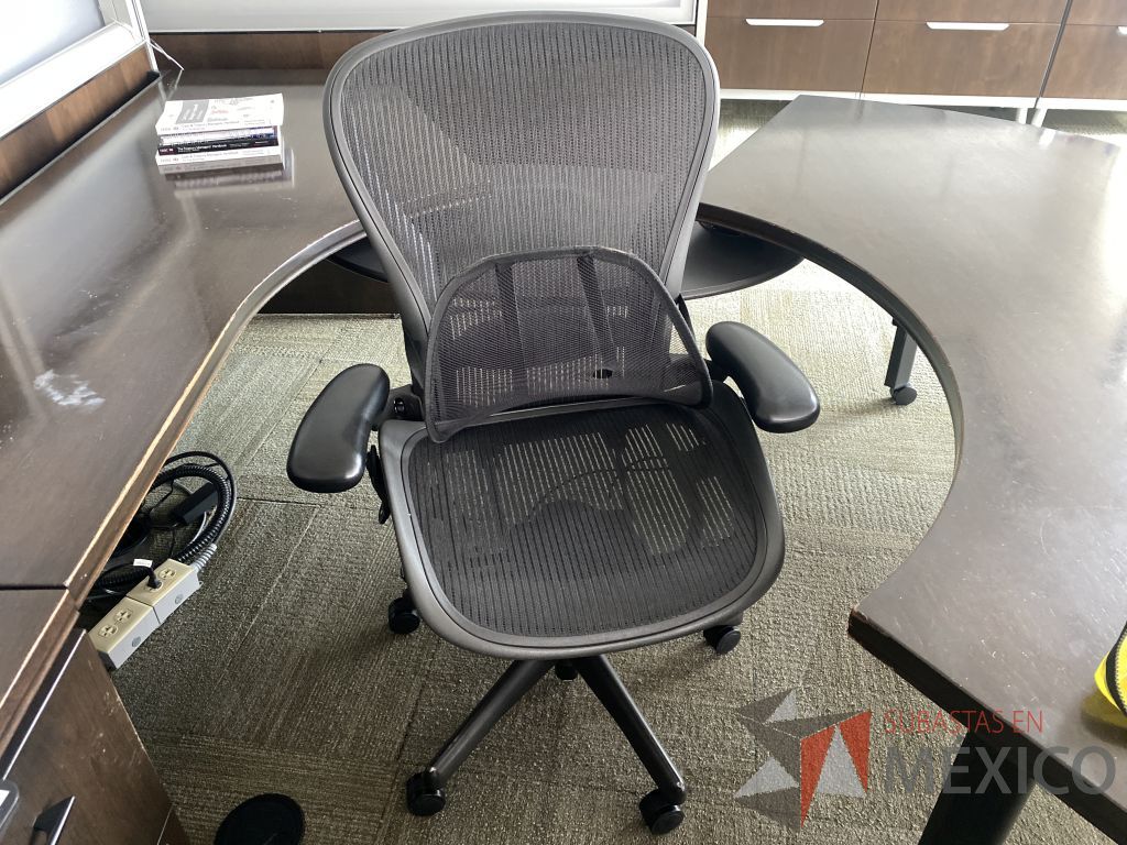 Lote 0655 - 2 Sillas Herman Miller Aeron con ruedas, descansa brazos, asiento y respaldo en malla color negro