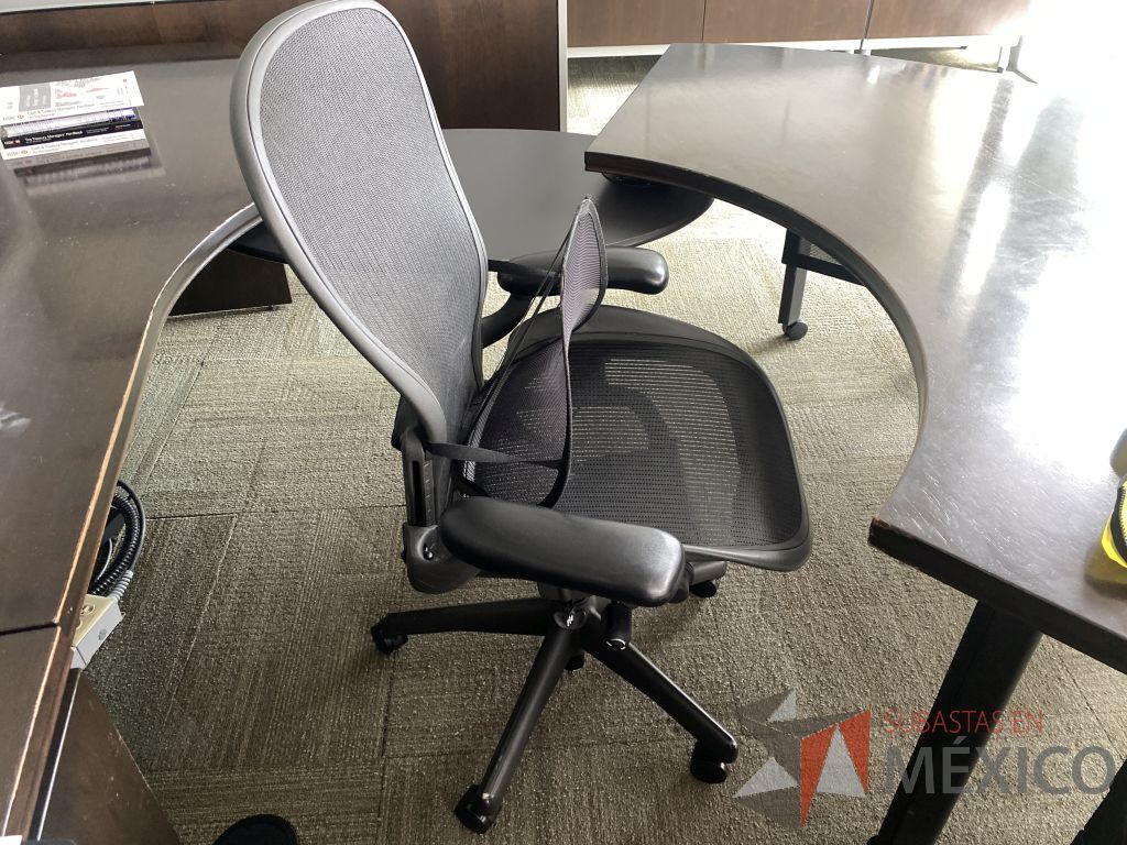 Lote 0655 - 2 Sillas Herman Miller Aeron con ruedas, descansa brazos, asiento y respaldo en malla color negro - Imagen 2