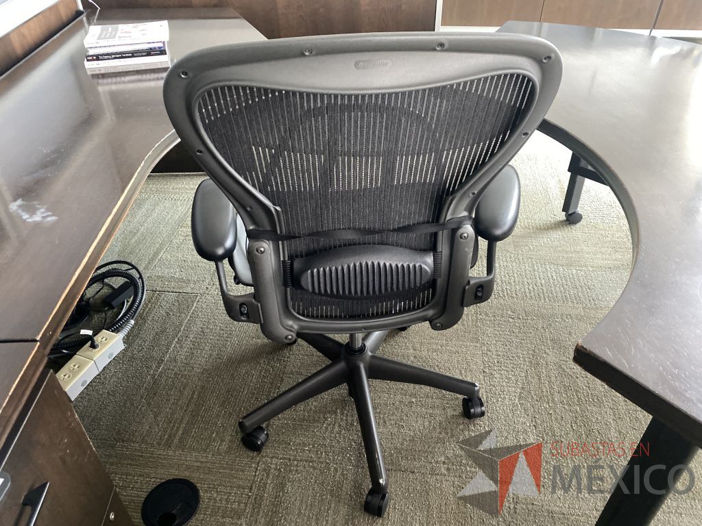 Lote 0655 - 2 Sillas Herman Miller Aeron con ruedas, descansa brazos, asiento y respaldo en malla color negro - Imagen 3