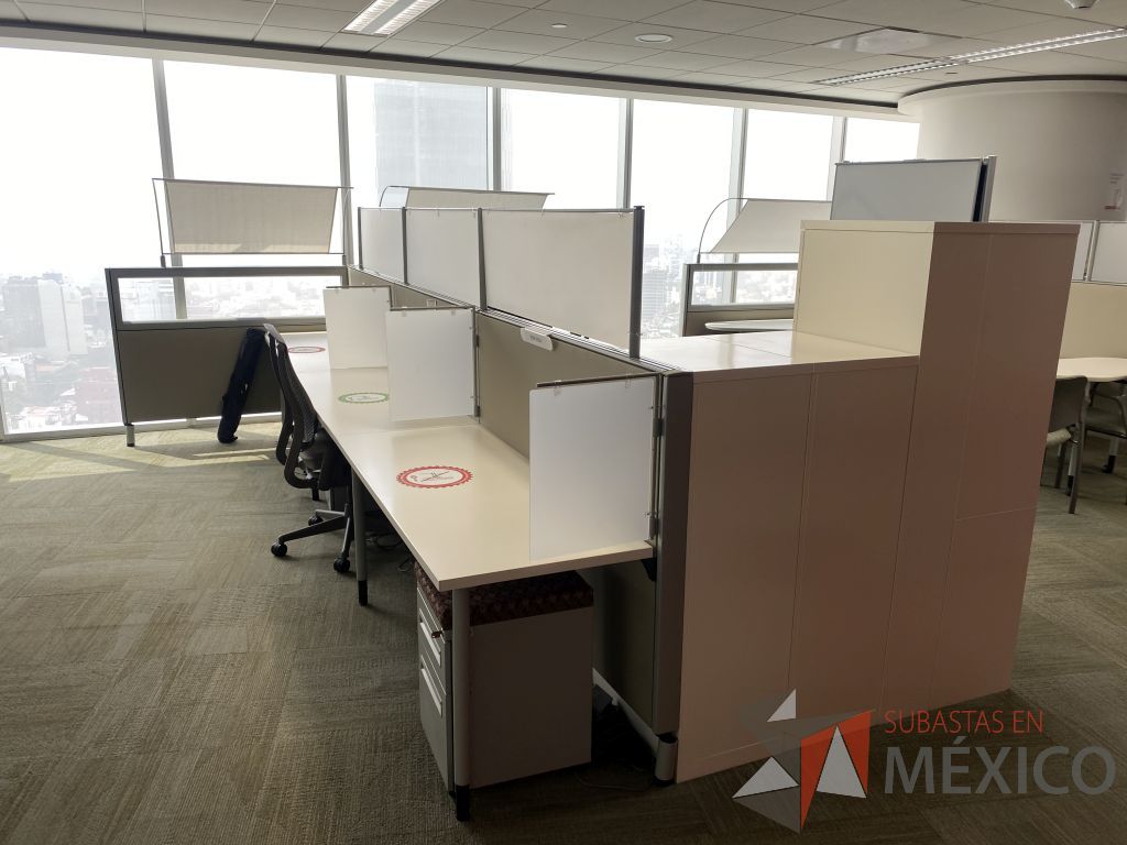 Lote 0610 - Estación de trabajo para 4 personas con base metálica, cubierta rectangular color blanco, mampara metálica y 4 archiveros móviles de 2 cajones