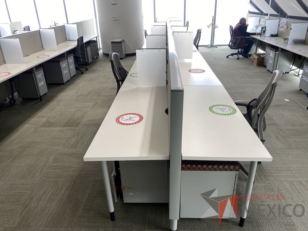 Lote 0621 - Estación de trabajo para 11 personas con base metálica, cubierta rectangular color blanco, mampara metálica y 11 archiveros móviles de 2 cajones