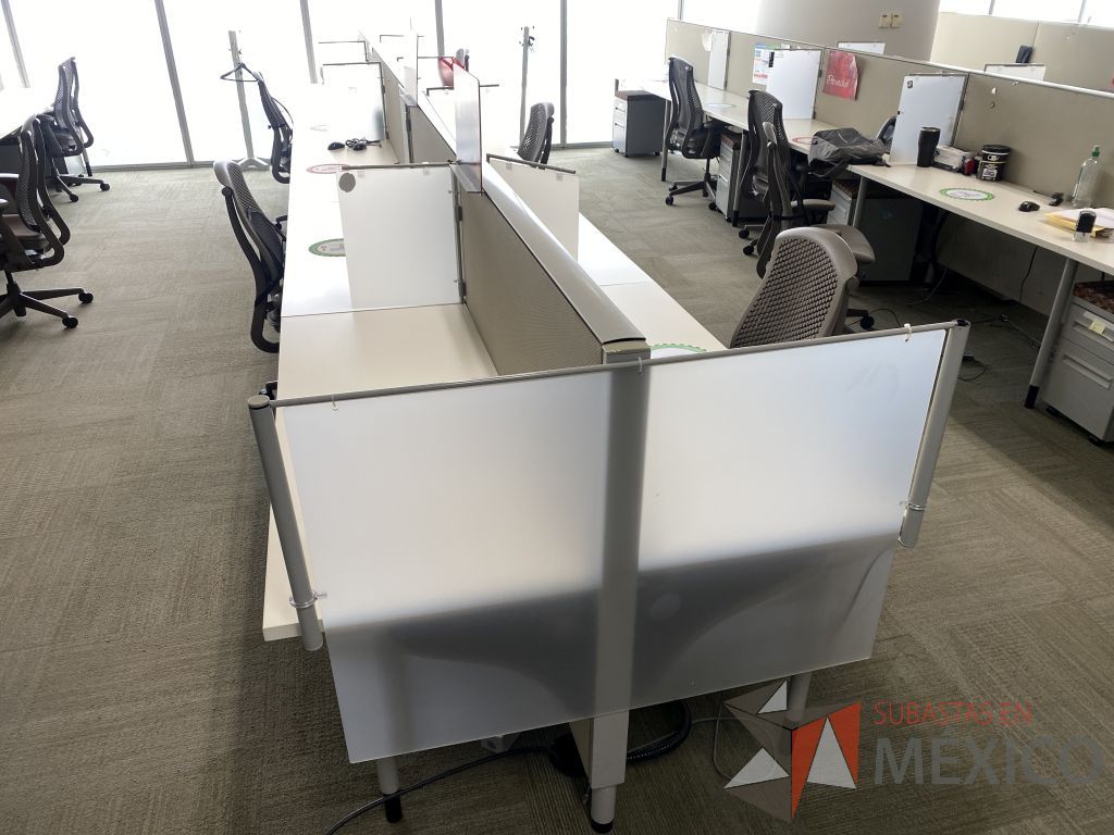Lote 0625 - Estación de trabajo para 10 personas con base metálica, cubierta rectangular color blanco, mampara metálica y 10 archiveros móviles de 2 cajones