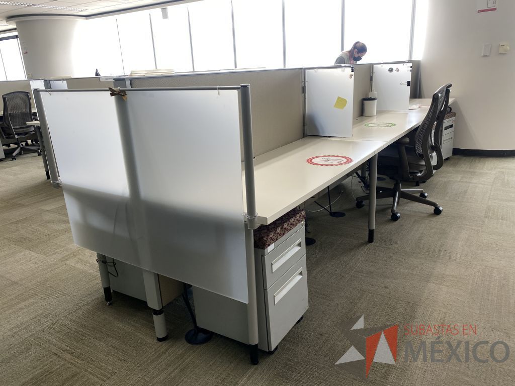 Lote 0627 - Estación de trabajo para 7 personas con base metálica, cubierta rectangular color blanco, mampara metálica y 7 archiveros móviles de 2 cajones