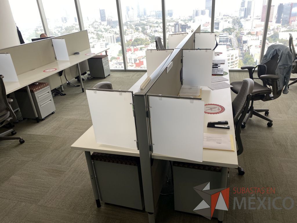 Lote 0629 -Estación de trabajo para 6 personas con base metálica, cubierta rectangular color blanco, mampara metálica y 6 archiveros móviles de 2 cajones
