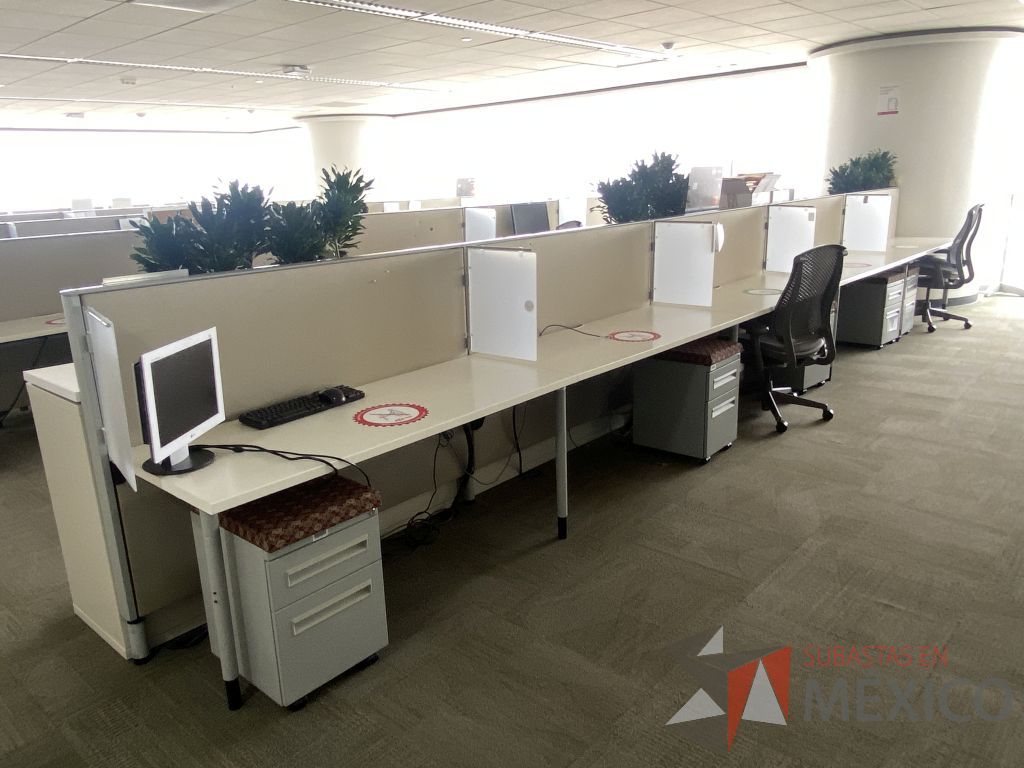Lote 0635 - Estación de trabajo para 5 personas con base metálica, cubierta rectangular color blanco, mampara metálica y 5 archiveros móviles de 2 cajones