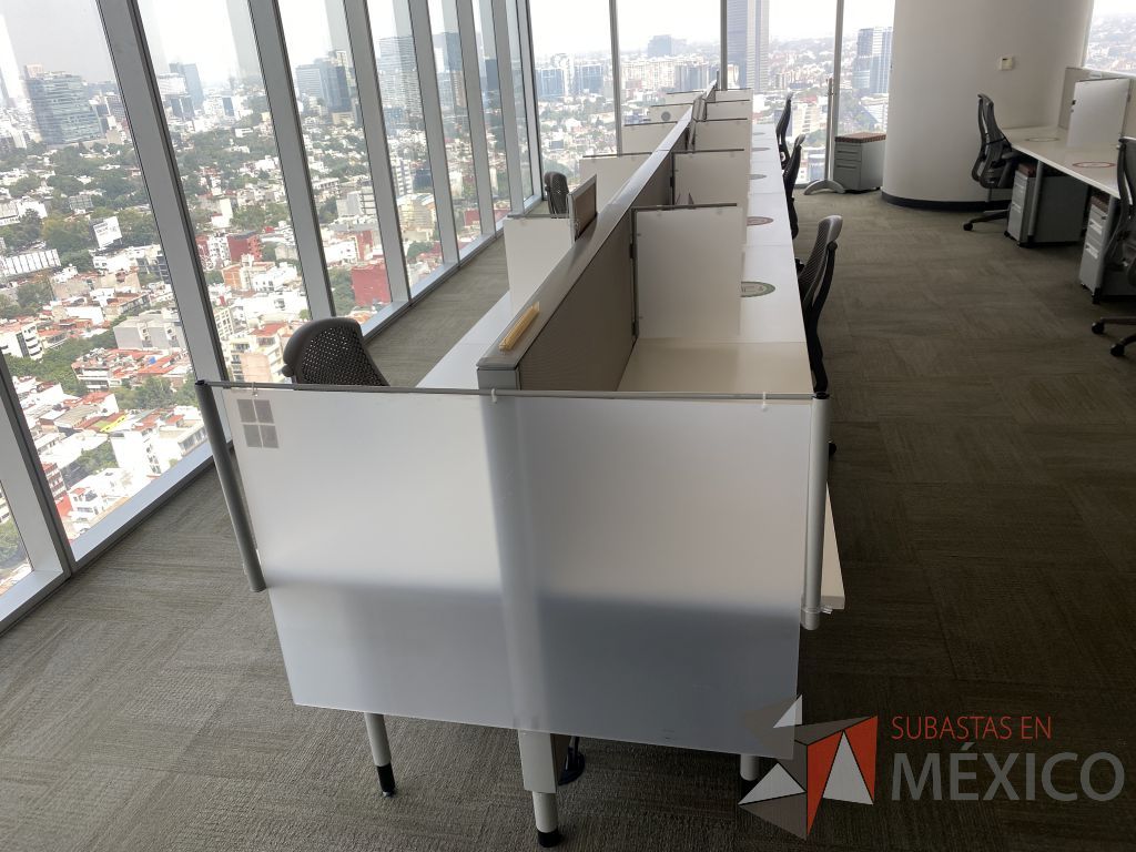 Lote 0638 - Estación de trabajo para 12 personas con base metálica, cubierta rectangular color blanco, mampara metálica y 12 archiveros móviles de 2 cajones