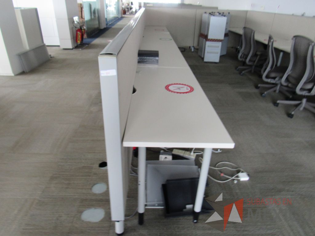 Lote 0503 - Estación de trabajo para 4 personas con base metálica, cubierta rectangular color blanco, mampara metálica y 4 archiveros móviles de 2 cajones - Imagen 3