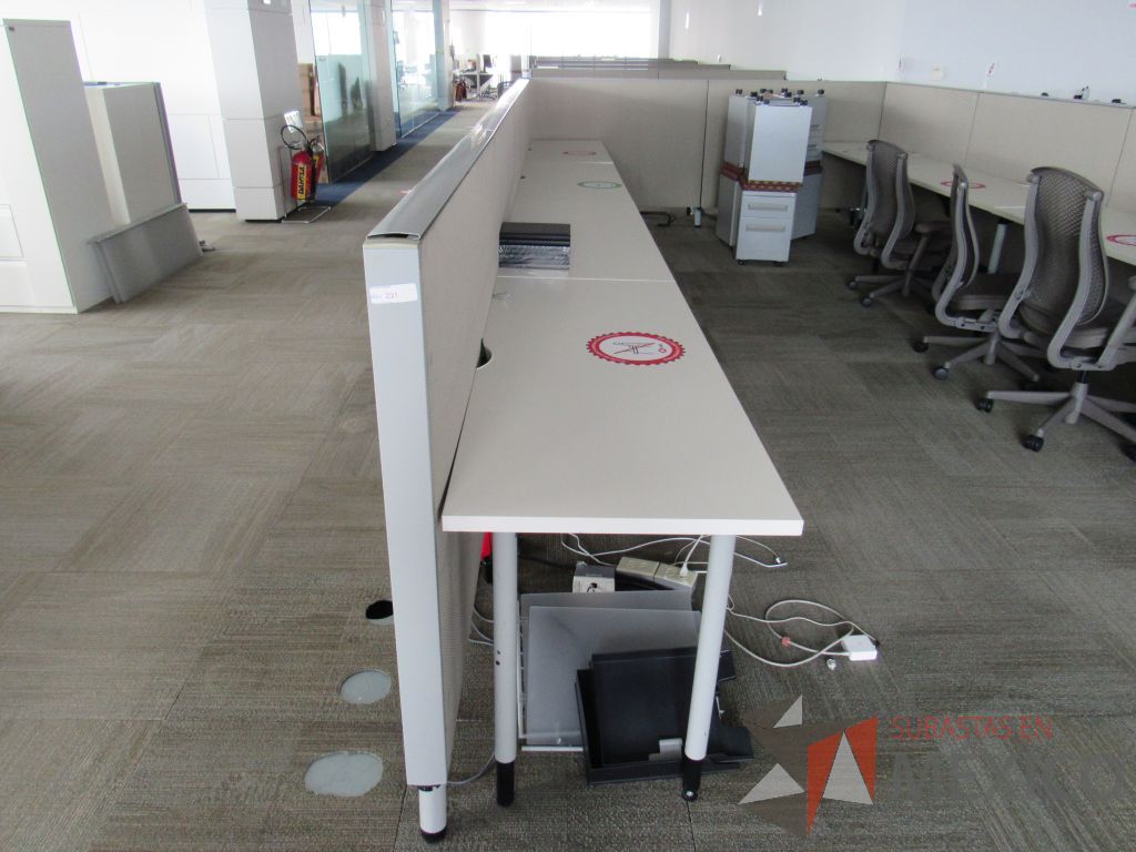 Lote 0503 - Estación de trabajo para 4 personas con base metálica, cubierta rectangular color blanco, mampara metálica y 4 archiveros móviles de 2 cajones - Imagen 4
