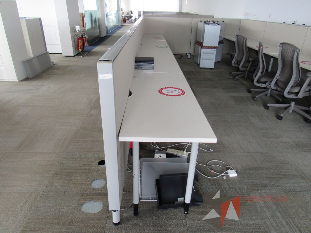 Lote 0503 - Estación de trabajo para 4 personas con base metálica, cubierta rectangular color blanco, mampara metálica y 4 archiveros móviles de 2 cajones - Imagen 5
