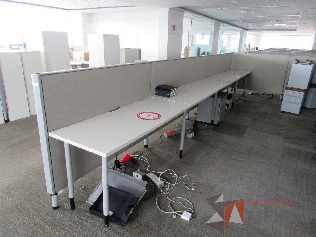 Lote 0503 - Estación de trabajo para 4 personas con base metálica, cubierta rectangular color blanco, mampara metálica y 4 archiveros móviles de 2 cajones - Imagen 8