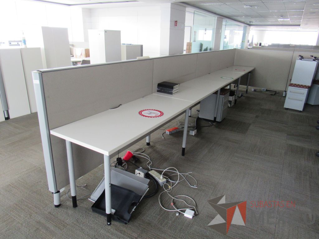 Lote 0503 - Estación de trabajo para 4 personas con base metálica, cubierta rectangular color blanco, mampara metálica y 4 archiveros móviles de 2 cajones